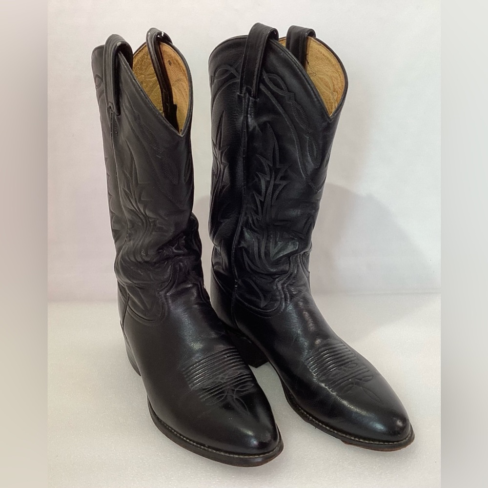 Tony Lama Leather Boots Size 8,5 Color Black
Little signs of wear on left sole.